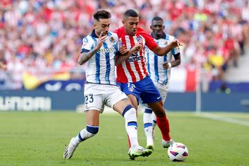 Brais Méndez y Samu Lino pugnan por el balón.