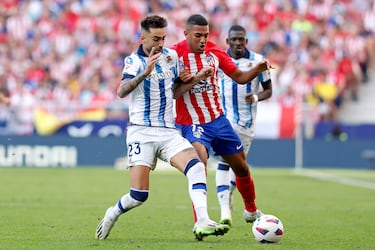 Brais Méndez y Samu Lino pugnan por el balón.