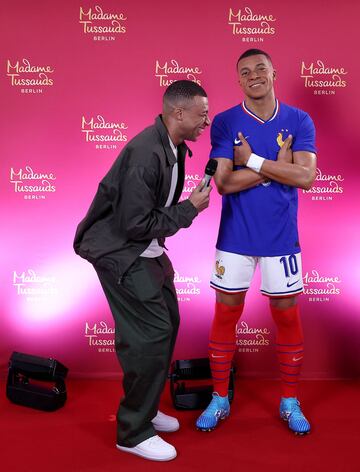 Kylian Mbappé presenta su figura con la equipación de Les Bleus que será llevada al museo Madame Tussauds en Berlín.