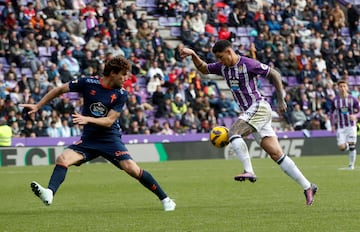 Vive un gran momento y lo demostr contra el Valladolid. Realiz un gran despliegue fsico. Sirvi un centro a Borja Iglesias, que era medio gol, y en la jugada del penalti se la pone a pedir de boca a Fer Lpez tras haber ganado lnea de fondo. Y, adems, marc de penalti.