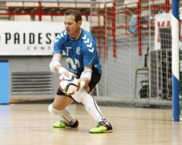 El portero madrile?o es uno de los m¨¢s galardonados en este deporte. A lo largo de su trayectoria ha conseguido seis campeonatos de Liga (una con el Caja Segovia y los otros cinco con el Inter Movistar), siete Copas de Espa?a, diez Supercopas, cuatro Copa