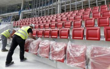 Instalación de butacas en los graderíos.