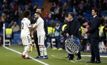 Marcelo enfunda el brazalete de capitán a Carvajal, durante un cambio.