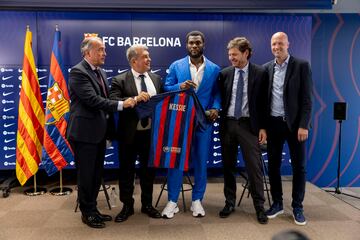 Rafael Yuste, Joan Laporta, Franck Kessie, Mateu Alemany y Jordi Cruyff durante la presentación. 