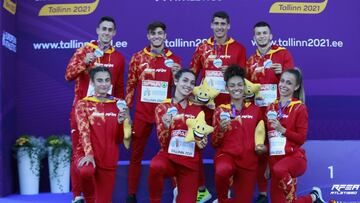 Los cuartetos espa?oles masculino y femenino posan con sus medallas de plata de los Europeos Sub-23.