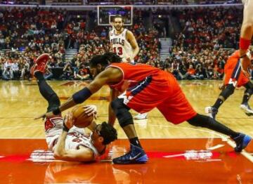 Kirk Hinrich pelea con Nene.