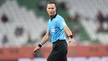 Al Rayyan (Qatar), 07/02/2021.- Referee Danny Makkelie of The Netherlands reacts during the FIFA Club World Cup semifinal soccer match between SE Palmeiras and Tigres UANL in Al Rayyan, Qatar, 07 February 2021 (Mundial de F&uacute;tbol, Pa&iacute;ses Bajo