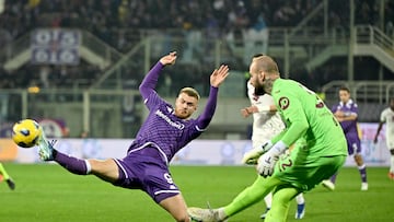 Florence (Italy), 29/12/2023.- Fiorentina's foward Lucas Beltran (L) in action against Torino's goalkeeper Vanja Milinkovic-Savic during the Italian Serie A soccer match ACF Fiorentina vs Torino FC at Artemio Franchi Stadium in Florence, Italy, 29 December 2023. (Italia, Florencia) EFE/EPA/CLAUDIO GIOVANNINI