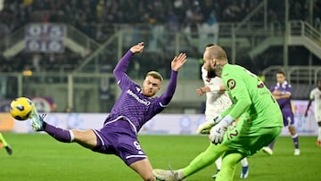 Florence (Italy), 29/12/2023.- Fiorentina's foward Lucas Beltran (L) in action against Torino's goalkeeper Vanja Milinkovic-Savic during the Italian Serie A soccer match ACF Fiorentina vs Torino FC at Artemio Franchi Stadium in Florence, Italy, 29 December 2023. (Italia, Florencia) EFE/EPA/CLAUDIO GIOVANNINI
