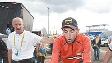 <b>ÁMIMO</b>. Landaluze recibe la felicitación de Glez. Linares.