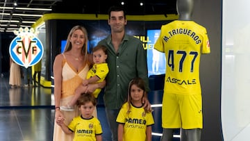 Manu Trigueros posa con su familia.