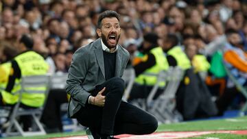 MADRID, 05/04/2025.- El entrenador del Valencia, Carlos Corberán, durante el partido de LaLiga entre el Real Madrid y el Valencia disputado este sábado en el estadio Santiago Bernabéu en Madrid. EFE/Chema Moya