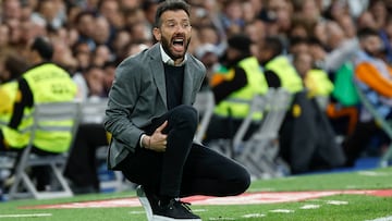 MADRID, 05/04/2025.- El entrenador del Valencia, Carlos Corberán, durante el partido de LaLiga entre el Real Madrid y el Valencia disputado este sábado en el estadio Santiago Bernabéu en Madrid. EFE/Chema Moya