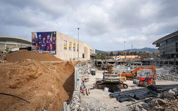 Las obras del Spotify Camp Nou continúan en los plazos previstos del calendario del Espai Barça. Las demoliciones avanzan en el Estadio y la imagen del templo del barcelonismo, tal y como lo conocíamos, ya forma parte de la historia.