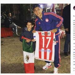 Alan Pulido se encontró a niño mexicano y le regaló su jersey