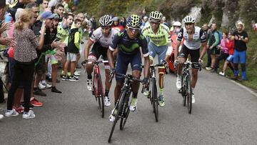 Nairo Quintana ataca ante Alberto Contador, Fabio Felline y Omar Fraile durante la subida a los Lagos de Covadonga en la Vuelta a Espa&ntilde;a 2016.