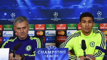 Jos&eacute; Mourinho y Ruben Loftus-Cheek, ex entrenador y jugador del Chelsea, durante la rueda de prensa previa a un partido de Champions League.