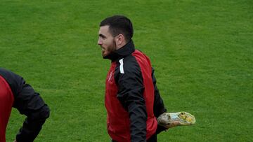 15.11.2022 ENTRENAMIENTO SPORTING
MAREO CAMPUZANO ESTIRANDO EN EL ENTRENAMIENTO