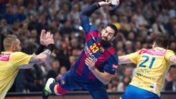 Karabatic intenta un lanzamiento. 