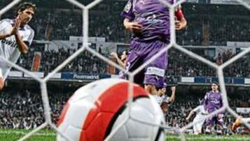 <b>GOLEADA DE ESCÁNDALO. </b>Hasta siete veces tuvo que recoger ayer Asenjo el balón de dentro de la portería. El Madrid se mostró muy superior al Valladolid y, sobre todo, contundente. Baptista fue el que abrió el marcador, (ver imagen superior), en el primer lanzamiento entre los tres palos del encuentro. En la fotografía, Raúl (que minutos más tarde anotó otros dos tantos), celebra el gol del brasileño ante la impotencia del capitán pucelano Marcos y de un Asenjo que nunca podrá olvidar el día de su debut en el Bernabéu.