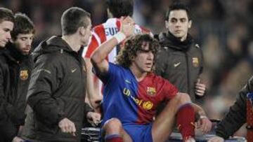 Puyol sale lesionado del campo.