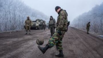 TREGUA. Soldados ucranios juegan con un bal&oacute;n en Deb&aacute;ltsevo en la tregua del pasado fi n de semana.