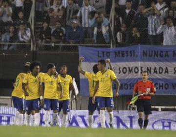 BAS141 BUENOS AIRES (ARGENTINA), 13/11/2015.-Los jugadores de la selección de Brasil celebran un gol ante Argentina hoy, viernes 13 de noviembre de 2015, durante el partido entre las selecciones de ambos países, clasificatorio para el Mundial Rusia 2018, en el estadio Monumental de Buenos Aires. EFE/David Fernández