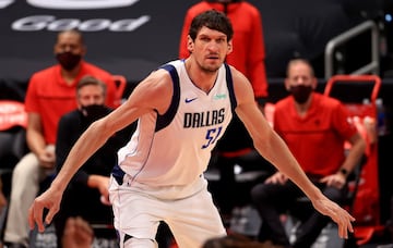 El pívot serbio (32 años y 2,24 m) es el último gigante que Europa exportó a la NBA. Su periplo en América no ha sido estable, acumulando cinco equipos en seis temporadas… y pocos minutos: 9,7 de media en 235 partidos. El alto ritmo en la Liga lo lastran a pesar de ser casi imparable cerca del aro. Conquistó la medalla de plata en el Europeo de Turquía 2017 con Serbia.