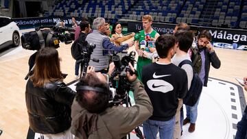 Alberto Díaz, atendiendo a los medios en el Carpena.