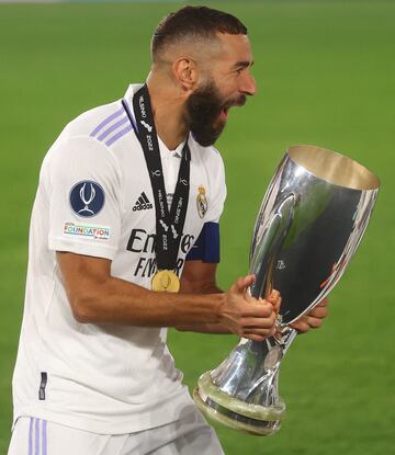 Benzema con la Supercopa.