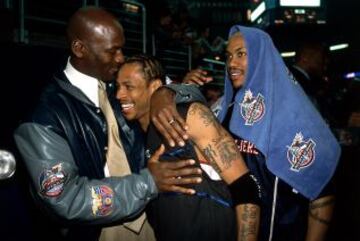 Iverson, abrazado por Michael Jordan y Stephon Marbury. Es el All Star Game de 2001.