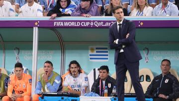 LUSAIL CITY, QATAR - NOVEMBER 28: Edinson Cavani of Uruguay (C) on the bench during the FIFA World Cup Qatar 2022 Group H match between Portugal and Uruguay at Lusail Stadium on November 28, 2022 in Lusail City, Qatar. (Photo by Jean Catuffe/Getty Images)