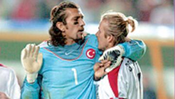 <b>DECISIÓN</b>. Tras perder en Málaga, Laporta pidió el cambio en la portería.