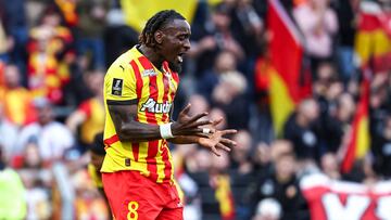 Lens' Angolan forward #08 M'Bala Nzola reacts after missing a goal scoring opportunity during the French L1 football match between RC Lens and OGC Nice at the Bollaert-Delelis Stadium in Lens, northern France, on September 28, 2024. (Photo by Sameer Al-DOUMY / AFP)