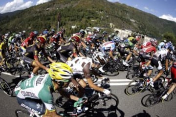 El pelotón rueda durante la vigésima etapa de la Vuelta Ciclista a España, con salida en la localidad ourensana de Santo Estevo de Ribas de Sil y llegada en el Puerto de Ancares, y con un recorrido de 185,7 kilómetros.