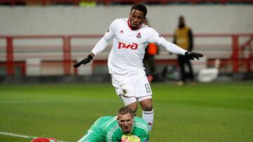Soccer Football - Europa League - Lokomotiv Moscow vs F.C. Copenhagen - Lokomotiv Stadium, Moscow, Russia - November 23, 2017 FC Copenhagen’s Robin Olsen saves at the feet of Lokomotiv Moscow’s Jefferson Farfan REUTERS/Sergei Karpukhin
