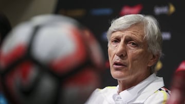 SCL25. SANTA CLARA (CA, EEUU) 02/06/2016.- El seleccionador de Colombia, José Nestor Pekerman, participa hoy, jueves 02 de junio de 2016, en una rueda de prensa previo al partido de inauguración de la Copa América Centenario frente a la selección de Estados Unidos, este 3 de junio en el estadio Levi`s de Santa Clara (EE.UU.). EFE/David Fernández