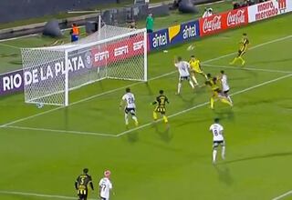 Debutó en el arco de Colo Colo con 18 años y se lució ante Peñarol con esto: ¡para aplaudir!