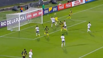 Debutó en el arco de Colo Colo con 18 años y se lució ante Peñarol con esto: ¡para aplaudir!