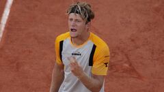 Alejandro Davidovich celebra un punto durante su partido ante Federico Delbonis en octavos de final de Roland Garros.