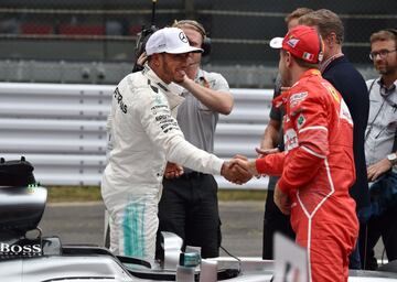 Lewis Hamilton es felicitado por Sebastian Vettel.