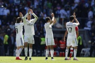 Los jugadores saludan al público tras ganar 9-1 al Granada.