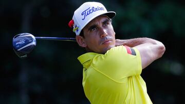 Rafa Cabrera Bello golpea la pelota durante el Wyndham Championship.