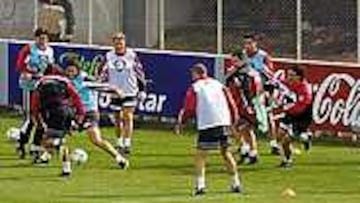 <B>ESTA NOCHE, BLANQUIAZULES</B>. Los jugadores del Atlético desean que la Copa se marche a A Coruña.