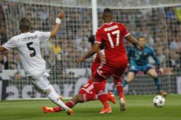 1-0. Benzema anota el primer gol con un pase de Coentrao.