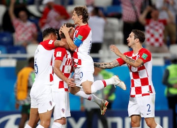1-0.Los jugadores croatas celebraron el primer gol. En la imagen Modric se abraza a Mandzukic.