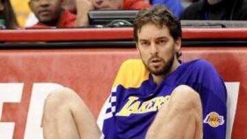 Gasol espera en la banda.