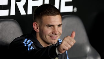 Argentina's forward #20 Franco Mastantuono greets during the 2026 FIFA World Cup South American qualifiers football match between Argentina and Colombia at the Mas Monumental stadium in Buenos Aires, on June 10, 2025. (Photo by ALEJANDRO PAGNI / AFP)