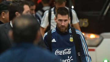 Argentina&#039;s Lionel Messi walks upon arrival at a hotel in Guayaquil, Ecuador on October 8, 2017, ahead of their FIFA World Cup 2018 qualifier football match against Ecuador on October 10, 2017. / AFP PHOTO / RODRIGO BUENDIA