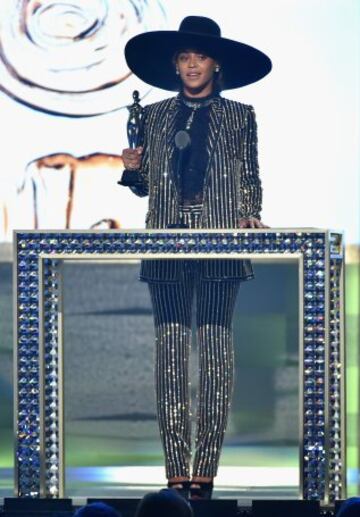 Beyoncé recogiendo su premio Icono de la moda.